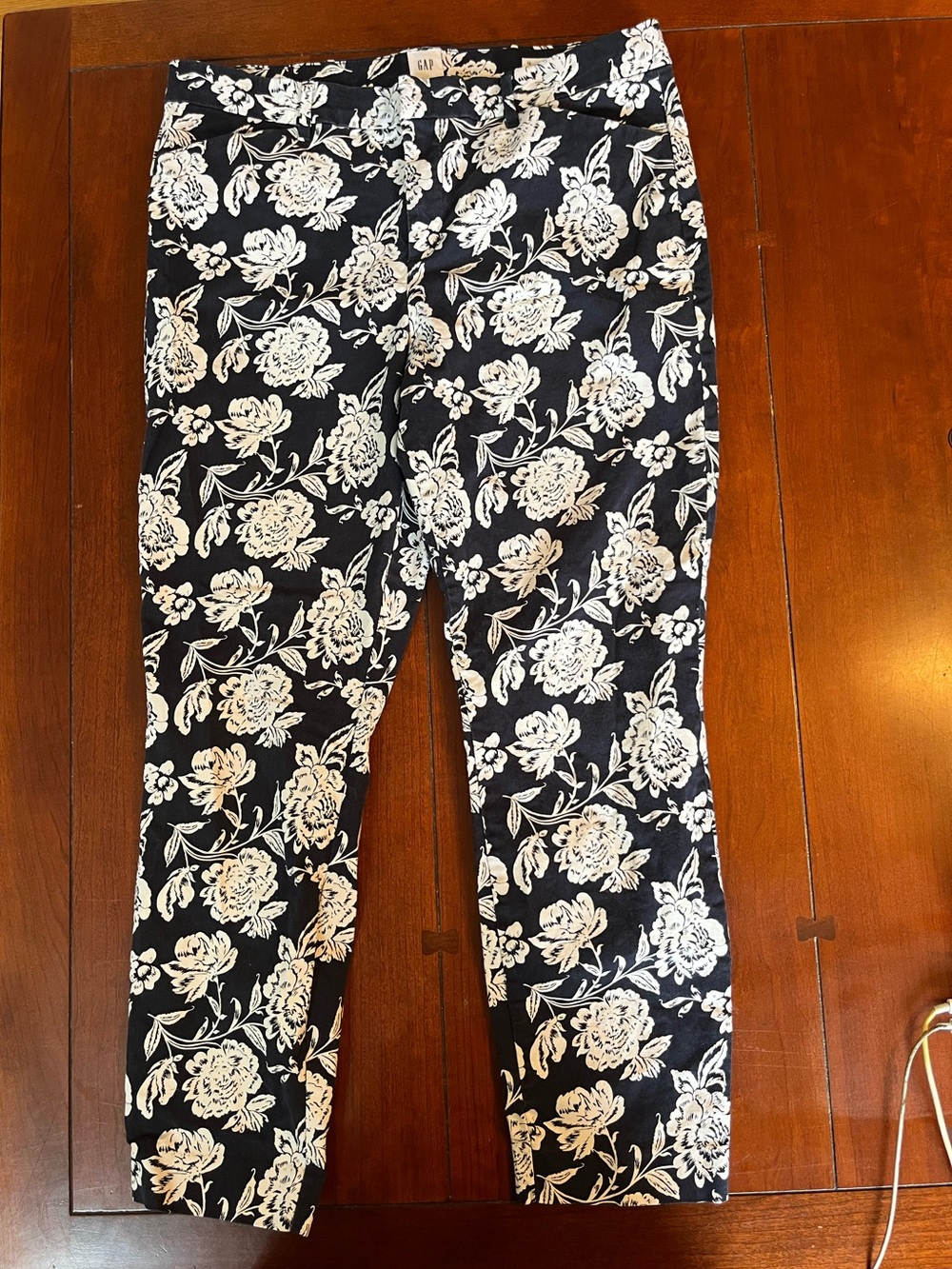 GAP Navy and White Floral Cropped Pants